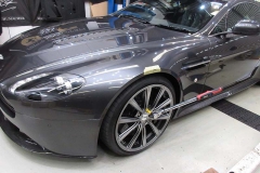 アストンマーティン V12ヴァンテージ用ロベルタ・リフターシステム装着作業