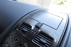 ロベルタ・リフターシステムのリモートスイッチは、車内のわずかなスペースにもフィットするコンパクトデザインです。