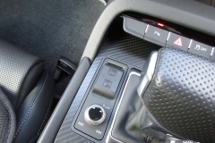 Audi R8のセンターコンソールにセットされたロベルタ・リフターシステムのリモートスイッチです。ご覧のようにわずかなスペースにもピタリとフィットします。
