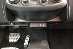 ロベルタ・リフターシステム メインコントロールモジュール。コンパクトな設計です。一切のボディ加工不要で、車内の適正なスペースにセッティングされます。