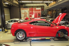 Ferrari360モデナ リフター作業中。