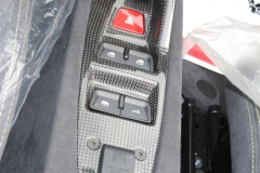 ロベルタ・リフターシステムの専用リモートスイッチ。スペチアーレAのセンターコンソールにもスマートにセットできます。