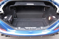 ロベルタ・リフターシステムは非常にコンパクトです。装着後もラゲッジスペースはそのままお使いいただけます。警告灯点灯などエラー類も一切ございません。