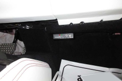 ロベルタ・リフターシステム メインコントロールモジュール。室内側の操作系は全てコンパクトに設計。わずかなスペースにもフィットします。（Ferrari488GTB 装着イメージ）