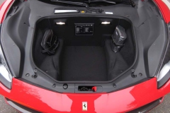 ロベルタのリフターシステムは非常にコンパクトです。装着後もラゲッジルームなどのスペースはそのままお使い頂けます。