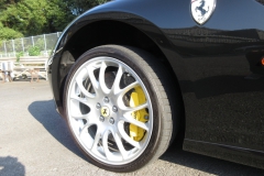 Ferrari599 フロントリフターシステム。ROBERUTAにより、ボタンワンプッシュでノーマル車高以上のクリアランスを確保。標準車高のセッティングについてもお気軽にご相談ください。