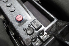 Ferrari チャレンジストラダーレのセンターコンソールにセッティングされたロベルタ・リフターシステム専用リモートスイッチ。