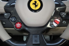 ロベルタ・リフターシステムの専用リモートスイッチ。車内スペースへの設置を考慮したスマートデザインです。