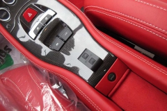 ロベルタ・リフターシステムの専用リモートスイッチは25mm×40mmのコンパクトデザイン。キャビンにもスマートにフィットします。キット内に2個のリモートスイッチが付属。キーホルダーなどに下げて持ち歩くこともできます。