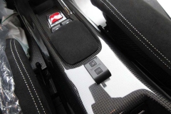 ロベルタ・リフターシステム専用リモートスイッチは25mm×40mmとコンパクトにデザインしております。センターコンソールなど手の届きやすい位置にさりげなくセットできます。