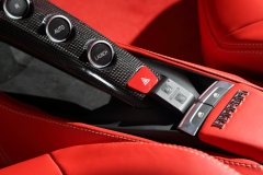 ロベルタ・リフターシステム リモートスイッチ。25mm×40mmというコンパクトなデザインで、Ferrari488GTBのコンソールにもジャストフィットします。