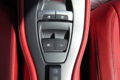 ロベルタ・リフターシステムのリモートスイッチを車内に設置した状態です。スーパースポーツカーのインテリアにフィットし、そして扱い易いように専用リモートスイッチはコンパクトにデザインしました。