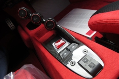 ロベルタ・リフターシステムの専用リモートスイッチ。458スペチアーレへのお取り付けイメージ。送信側のリモートスイッチから、本体との同期ができます。万一スイッチを紛失されたり壊してしまったなどの場合でも、モートスイッチは単品を追加購入いただければ再設定できます。