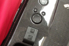 ロベルタ・リフターシステム専用リモートスイッチ。スーパースポーツのインテリアにもフィットするコンパクトデザインです。グリーンのLEDインジケーターも備わります。