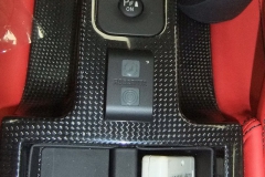 Ferrari599 センターコンソール部に設置した、ロベルタ・リフターシステムのリモートスイッチ。