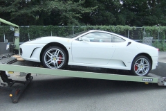 4輪ロベルタ・リフターシステムをお取付けいただいたFerrariF430。フロントはもちろん、リアディフューザーなど大切なエアロパーツを路面とのヒットから守ります。