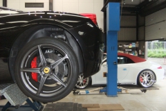 ロベルタのリフターシステムは、熱害や荷重変化に対する耐久性も考え抜かれた設計。リアミドシップエンジン車でも安心してお使いいただけるリアリフターを、フロントリフターと合わせてお選びいただくことで、前後4輪リフターの抜群の利便性をご体感いただけます。