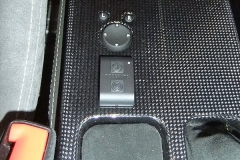 ロベルタ・リフターシステムの専用リモートスイッチはコンパクト（40mm×25mm）なデザインといたしました。車内への設置用、携帯用のいずれの用途にもジャストフィットします。