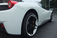 フロントリフターと リアリフターとの同時装着は、リアディフューザーなどのエアロシステムを路面との接触から守る理想的な選択のひとつです。