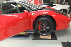 Ferrari458 イタリア ロベルタ・リフターシステムのお取付け作業中です。