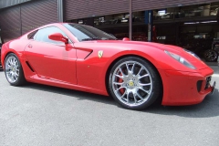 Ferrari599用リフターの装着。599本来の美しさを際立たせる車高の微調整についてもご対応可能です。ご相談ください。