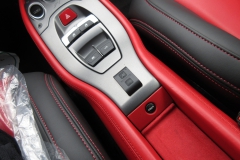 ロベルタ・リフターシステムの専用リモートスイッチ。25mm×40mmのコンパクトサイズ。わずかなスペースにも設置できます フェラーリ 458