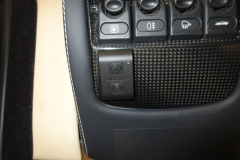 ロベルタ・リフターシステムの専用リモートスイッチ。25mm×40mmのコンパクトサイズ。わずかなスペースにも設置できます フェラーリ F430 スパイダー