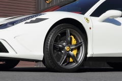 Ferrari458スペチアーレ フロントリフトアップ。ロベルタ・リフターシステムは、ボタンワンプッシュでわずか1秒あまりで車高リフトが完了します。
