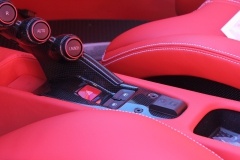 リフト解除ももちろんワンプッシュ。その際のリフトエア排気音も、オーナー様の楽しみのひとつになればと質感高く仕上げております。