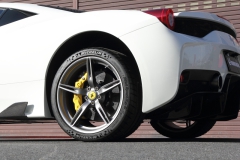 前後4輪のロベルタ・リフターシステム装着もご好評をいただいています。フロントやアンダーボディに加え、リアディフューザーを路面接触から守るためにも、前後のリフター装着がおすすめです。