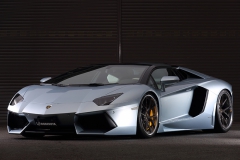 Lamborghini・アヴェンタドール ロードスター。ローダウン・カスタムにさらなる魅力を付加できるパーツとして、ロベルタ・リフターシステム（前後4輪キット）をお選びいただきました。
