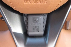 ロベルタ・リフターシステム　専用リモートスイッチ（Lexus LC500 装着イメージ）