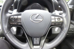 ロベルタ・リフターシステム専用リモートスイッチはとてもコンパクトなデザインです。Lexus LC500 ステアリングにセッティングしたリモートスイッチ。