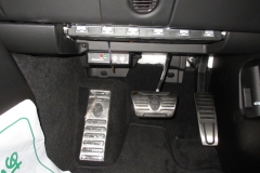 ロベルタ・リフターシステム「ELECTRIC（エレクトリック）」に標準採用のメインコントロールモジュール。コンパクトな設計で車内にスマートに収まります。（Maserati ギブリ装着イメージ）