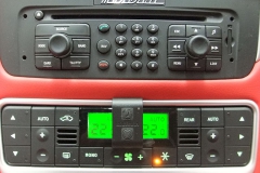 リモートスイッチは車内の設置にもリモコンとしてのご使用にも最適なコンパクトサイズ。キットには標準で2個のリモートスイッチが付属しています。