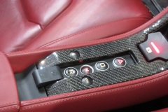 McLaren 車のセンターコンソールにも、ROBERUTAのリモートスイッチはジャストフィット。