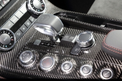 軽量なリフトアップシステムとしても好評をいただいているロベルタ・リフターシステム。専用リモートスイッチも非常にコンパクトにデザインしており、 センターコンソールのわずかなスペースにもジャストフィットします。