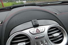 SLRMcLaren ロードスター 722Sのダッシュボードに装着された、リフターシステムのリモートスイッチ。