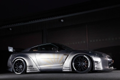 LB-WORKS GTR with ROBERUTA lifter system.