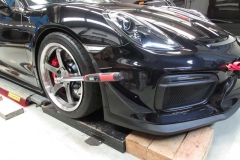 Porsche ケイマンGT4 ロベルタ・リフターシステム装着作業中