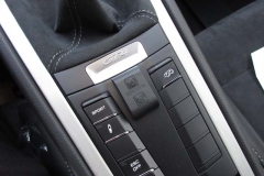 Porscheのセンターコンソールに装着したリフター専用リモートスイッチ。（ケイマンGT4）