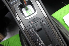 ロベルタ・リフターシステム専用リモートスイッチ。車内のスペースに気軽にセットできる小型設計です。