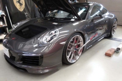 Porsche911（991.2）シリーズ ロベルタ・リフターシステム取付作業中。