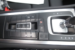 ロベルタ・リフターシステム エレクトリックの専用リモートスイッチ。非常にコンパクトで、Porsche991のコンソールにもジャストフィットします。