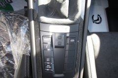 ROBERUTA リフターシステム 専用リモートスイッチは、非常にコンパクトなデザインです。コクピット内のベストポジションに、さりげなく設置できます。