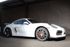 Porsche ケイマンGT4 フロントリフトアップ。通常車高時に対し、リップスポイラー先端部分の地上高に大きな余裕が生まれます。