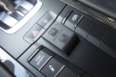 ロベルタ・リフターシステム専用リモートスイッチ。システムキットに2個付属します。スイッチ単体でメインモジュールとの通信同期が可能です。このため、万一スイッチを紛失してしまった場合でもスイッチ単体のみ（送信側のみ）ご購入いただければ、再設定できます。