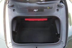 ロベルタ・リフターシステムのボックスユニットはコンパクトな設計です。取り付け後もラゲッジルームはそのままお使いいただけます。