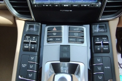 リモートユニットをセンターコンソールにセットした例。